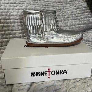 Brand New Still in Box Minnetonka Toddler’s Silver Moccasins Size 11
